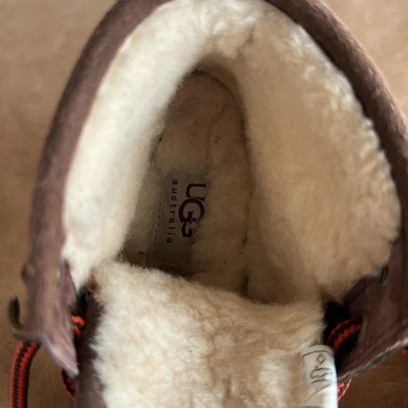 UGG 🥾kids leather and Sherpa lace up boots! EXCELLENT CONDITON! Size 11 - Picture 3 of 5